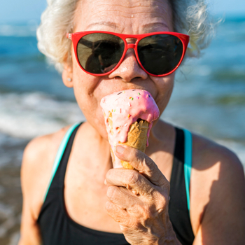 Alte Frau Strand Eis Urlaub iStock Rawpixel